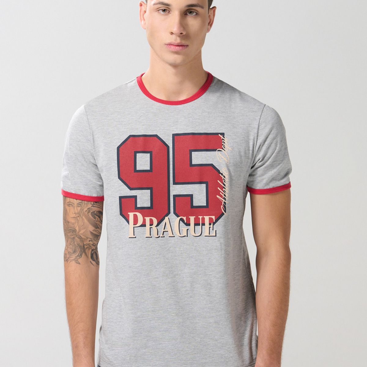 KOAJ - KOAJ Camiseta gris college manga corta con contrastes rojos Hombre