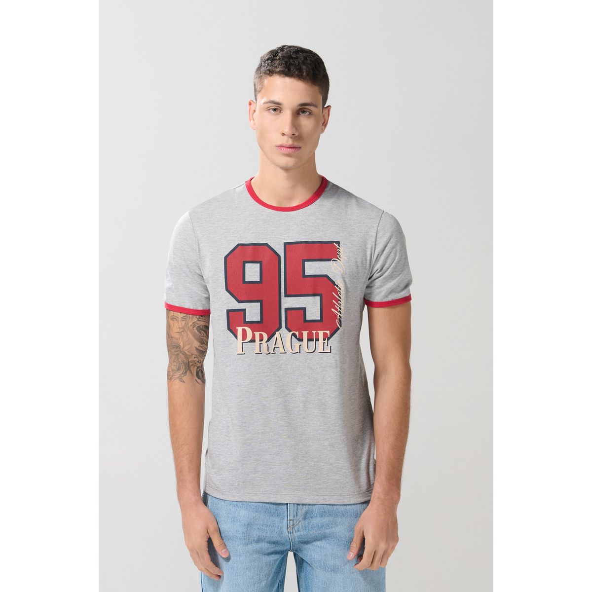 KOAJ - KOAJ Camiseta gris college manga corta con contrastes rojos Hombre