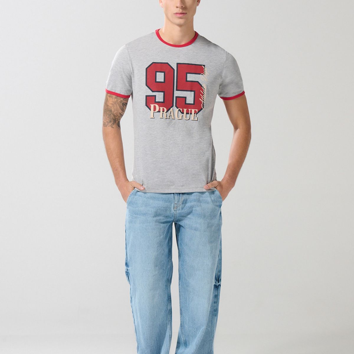KOAJ - KOAJ Camiseta gris college manga corta con contrastes rojos Hombre