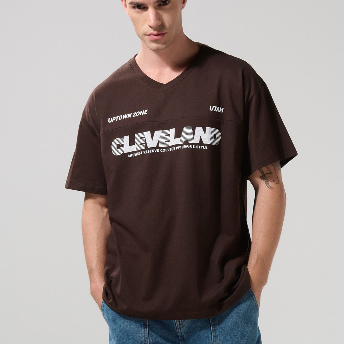 KOAJ - KOAJ Camiseta oversize cuello V café oscura con arte college Hombre