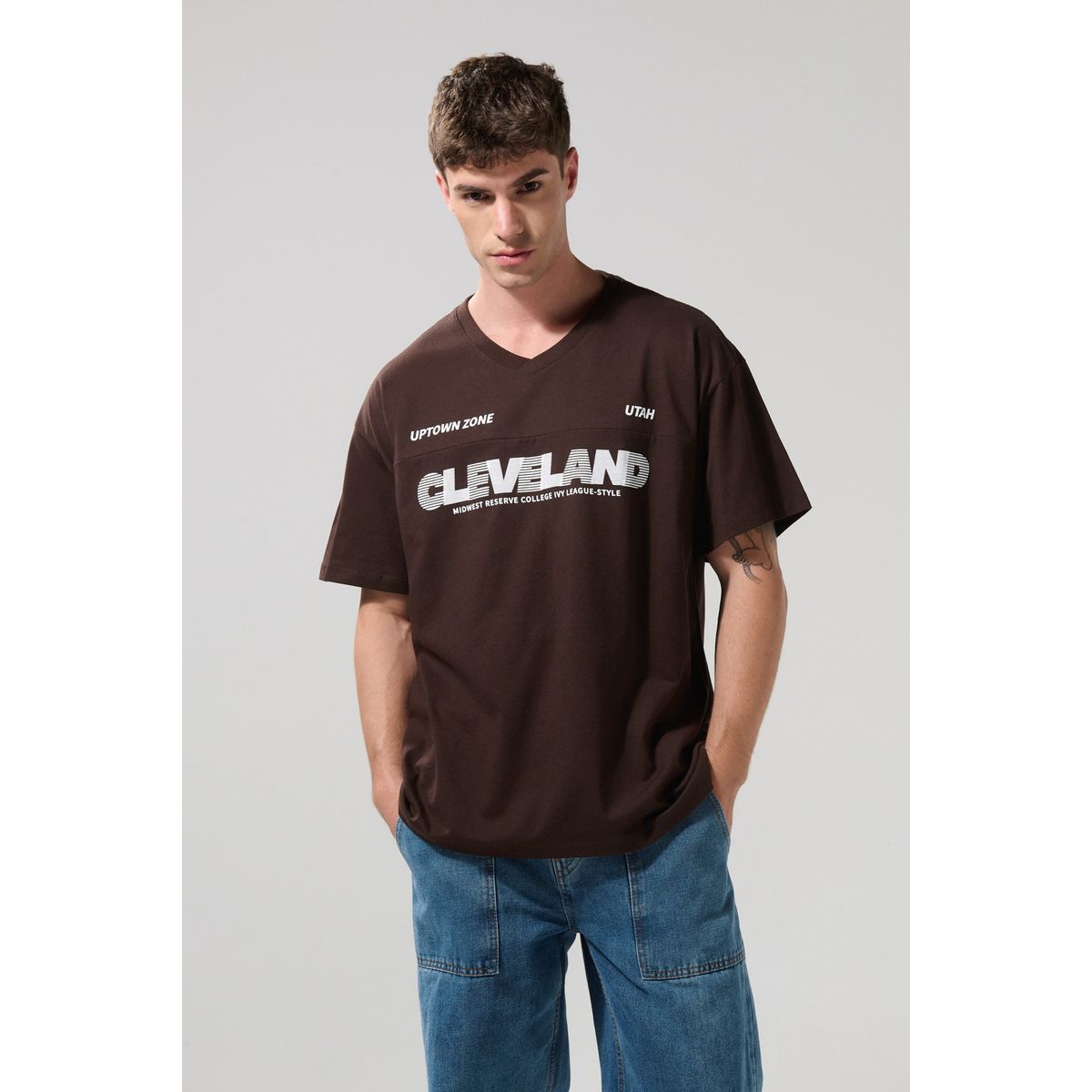 KOAJ - KOAJ Camiseta oversize cuello V café oscura con arte college Hombre