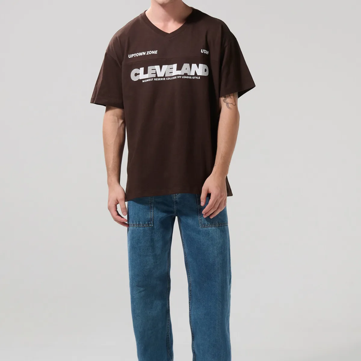 KOAJ - KOAJ Camiseta oversize cuello V café oscura con arte college Hombre