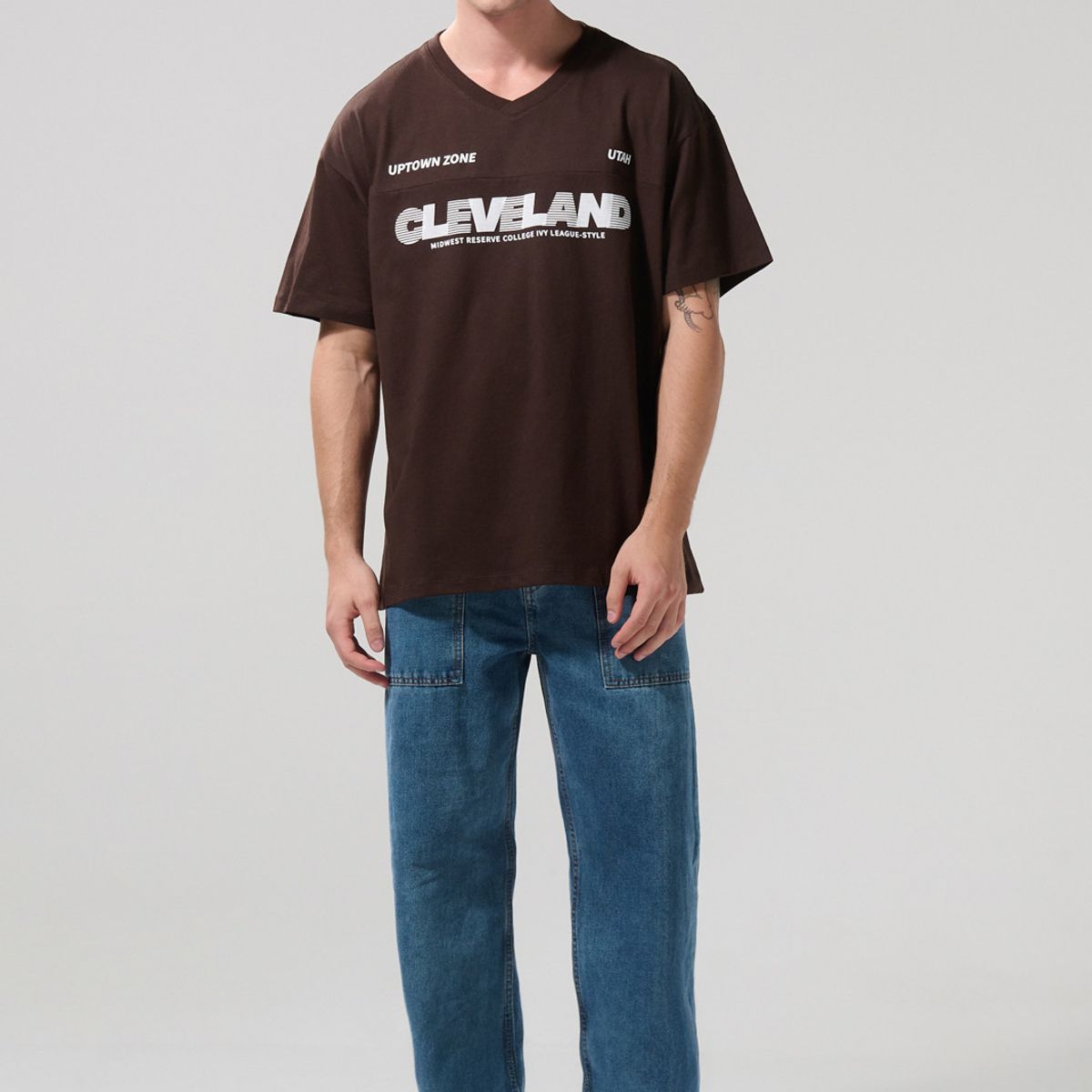KOAJ - KOAJ Camiseta oversize cuello V café oscura con arte college Hombre