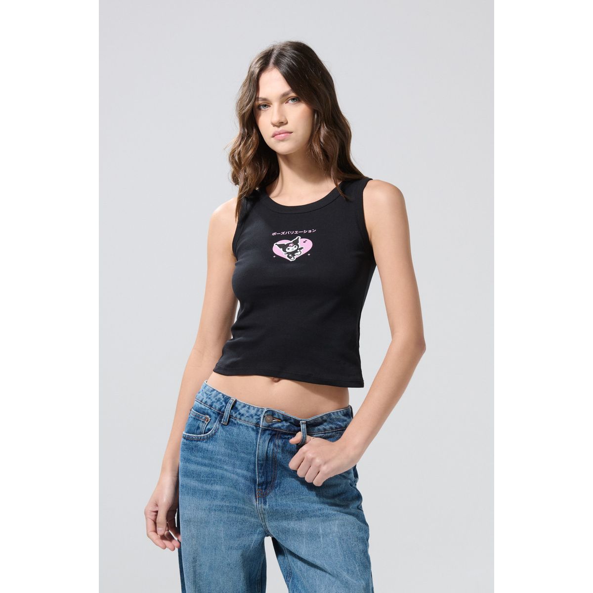 KOAJ - KOAJ Camiseta manga sisa negra acanalada con diseño de Kurom Mujer