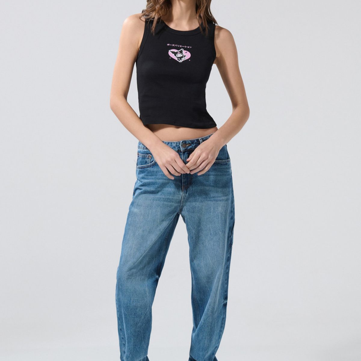 KOAJ - KOAJ Camiseta manga sisa negra acanalada con diseño de Kurom Mujer