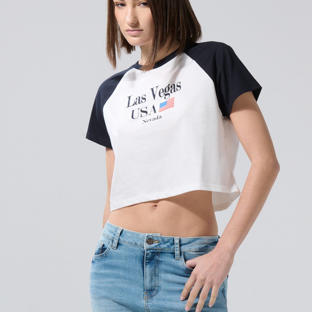 KOAJ - KOAJ Camiseta crop top crema college con manga ranglan Mujer