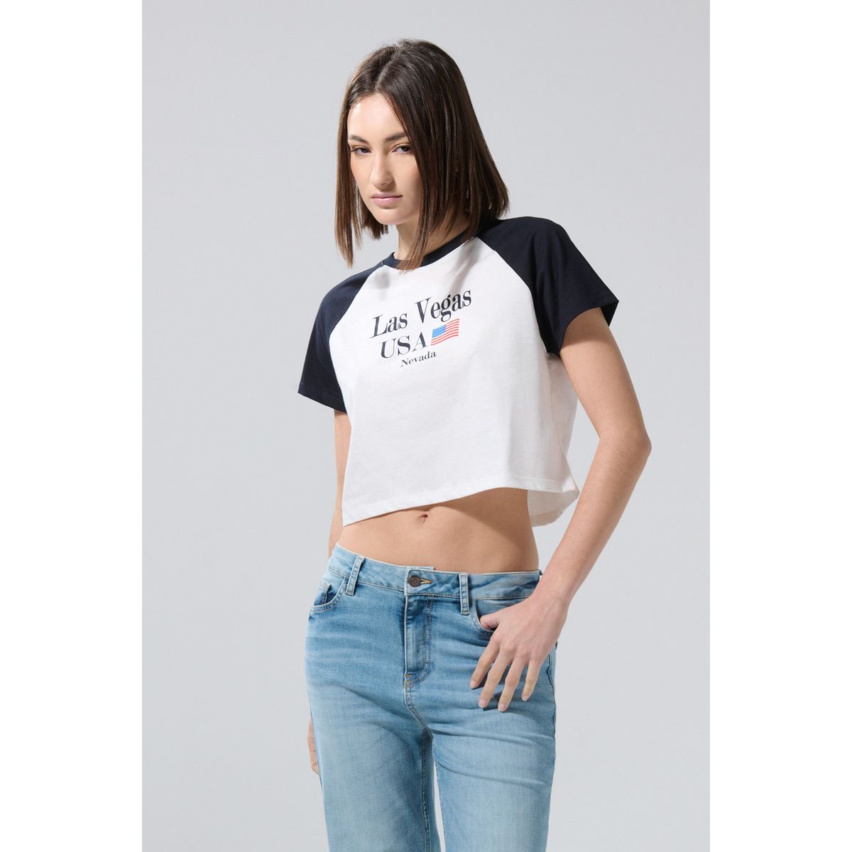 KOAJ - KOAJ Camiseta crop top crema college con manga ranglan Mujer