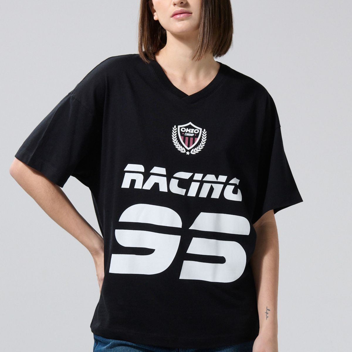 KOAJ - KOAJ Camiseta cuello V oversize negra con arte college Mujer