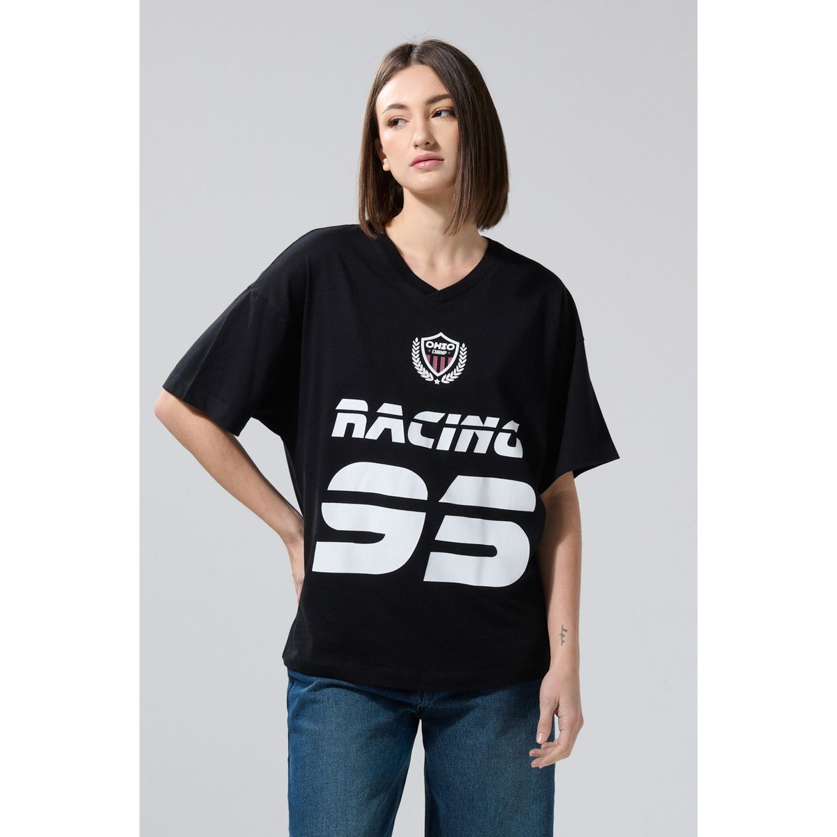 KOAJ - KOAJ Camiseta cuello V oversize negra con arte college Mujer