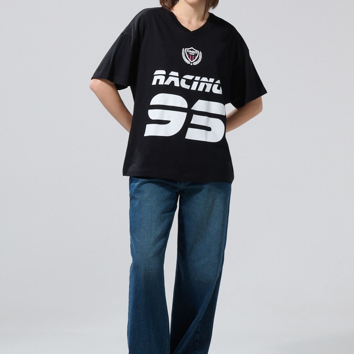 KOAJ - KOAJ Camiseta cuello V oversize negra con arte college Mujer