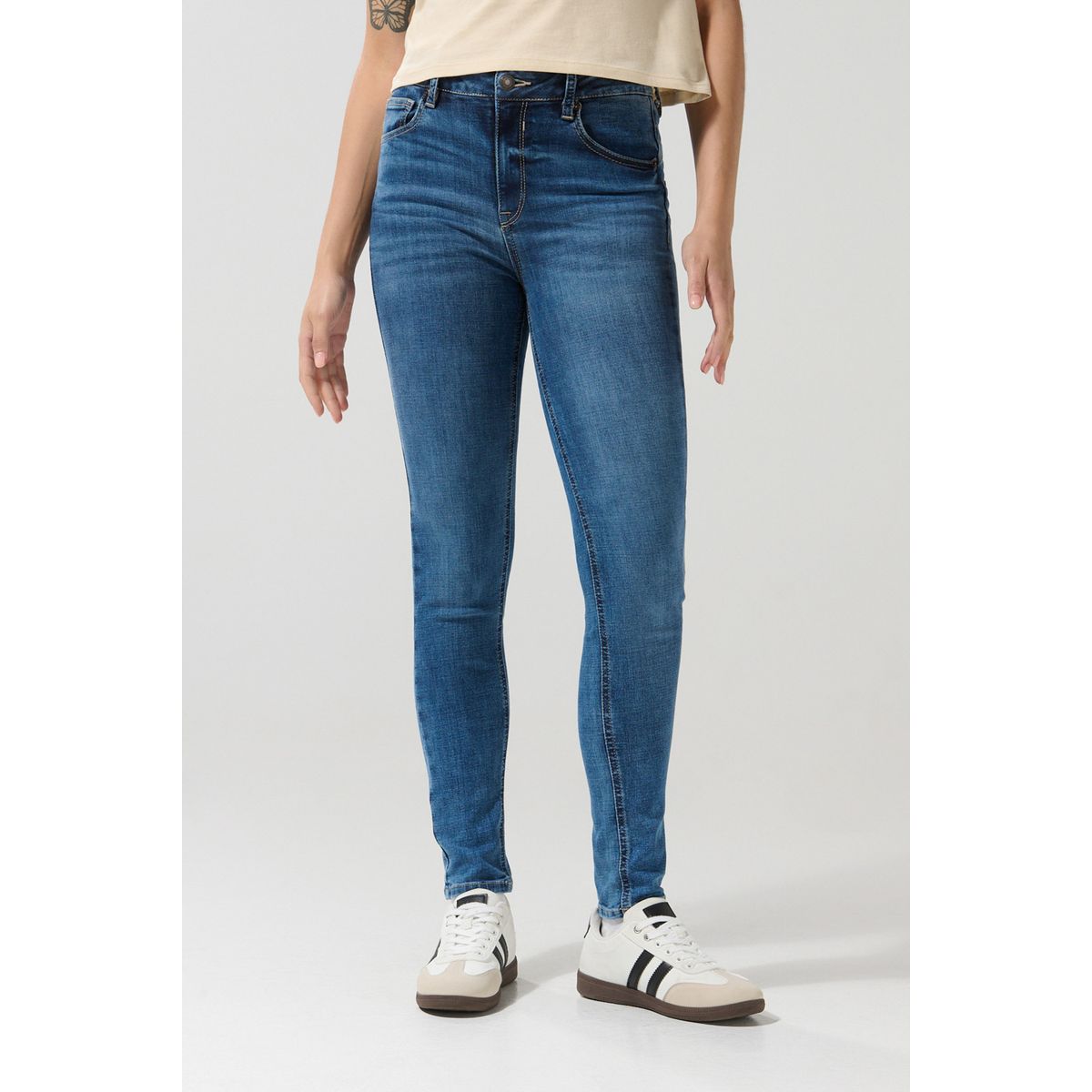 KOAJ - KOAJ Jean push up tiro alto azul claro con realce y bolsill Mujer