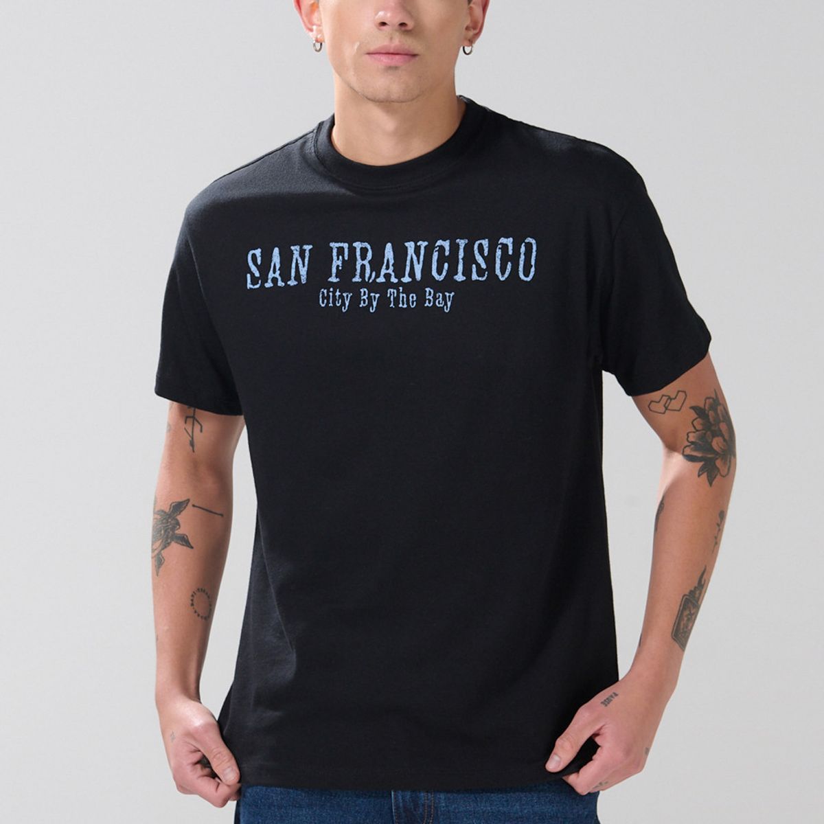 KOAJ - KOAJ Camiseta college manga corta negra con hombro rodado Hombre