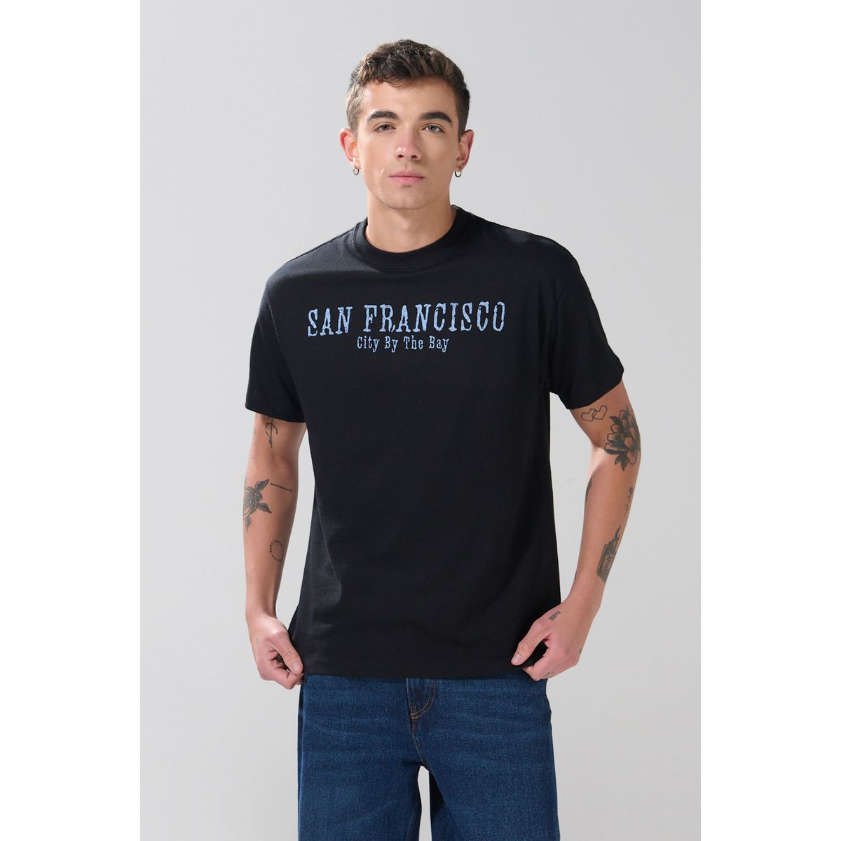 KOAJ - KOAJ Camiseta college manga corta negra con hombro rodado Hombre