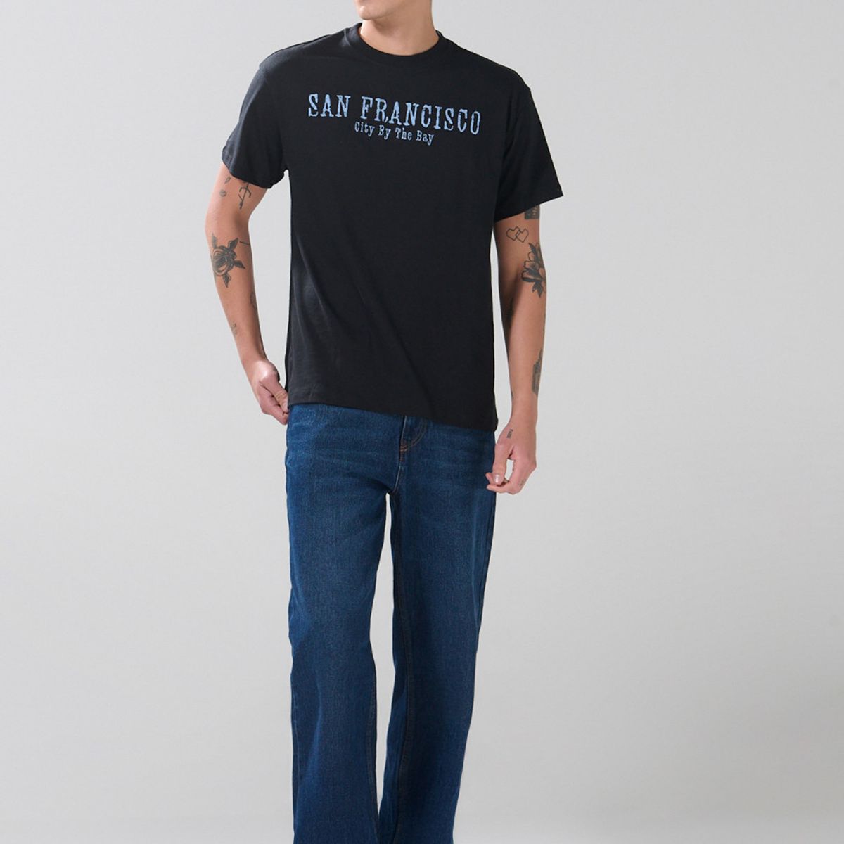 KOAJ - KOAJ Camiseta college manga corta negra con hombro rodado Hombre