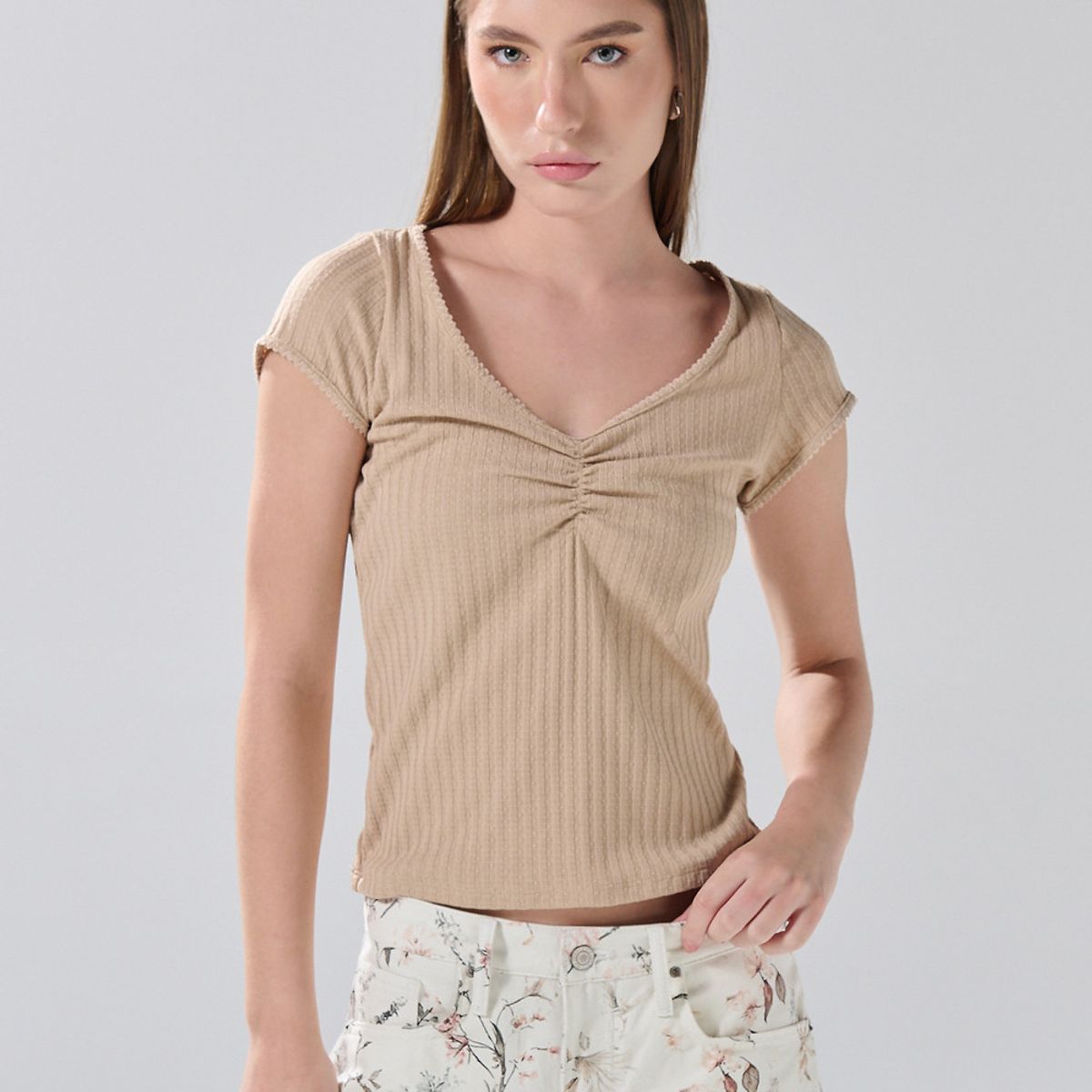 KOAJ - KOAJ Camiseta unicolor con escote V, texturas y manga corta Mujer