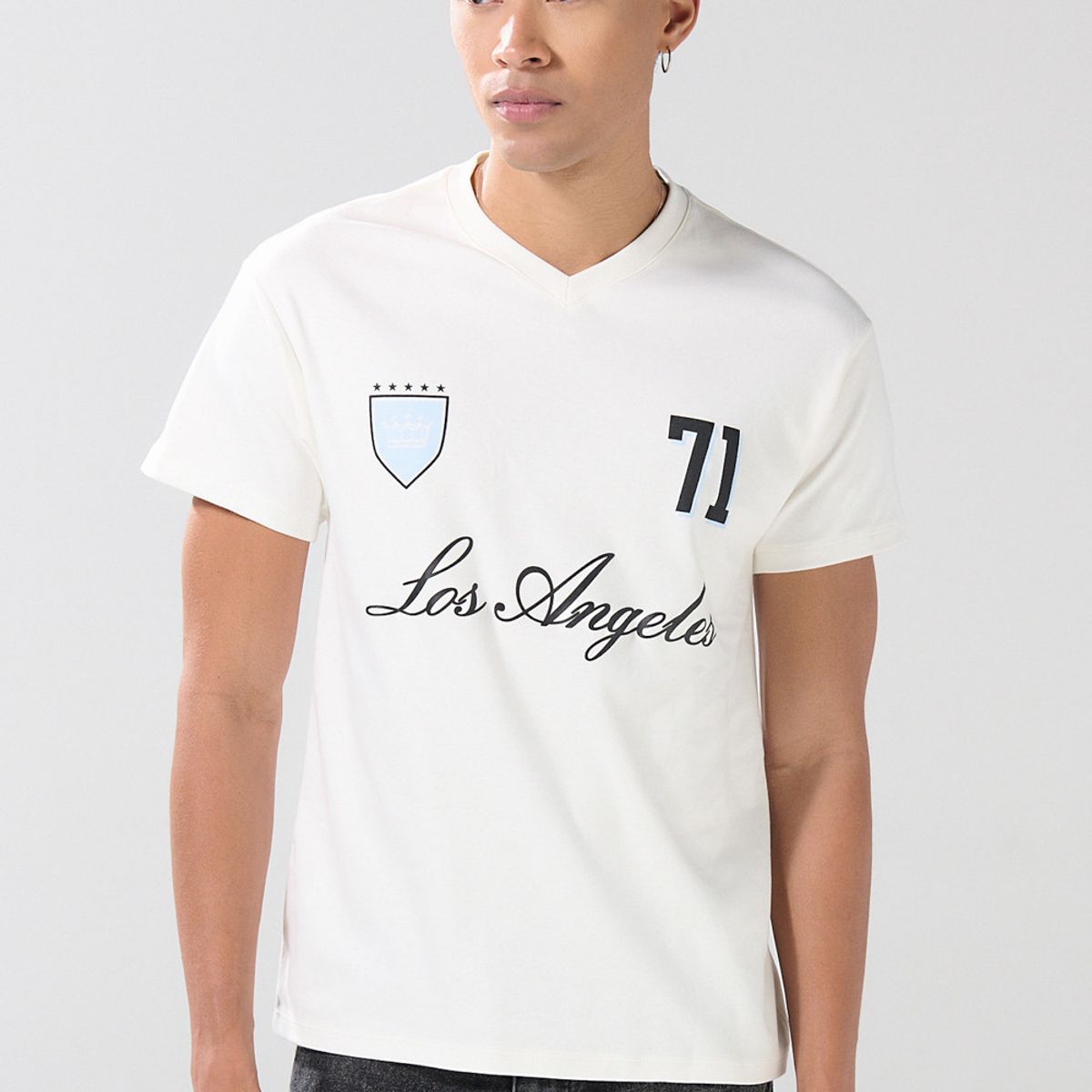 KOAJ - KOAJ Camiseta crema clara cuello V con arte college Hombre