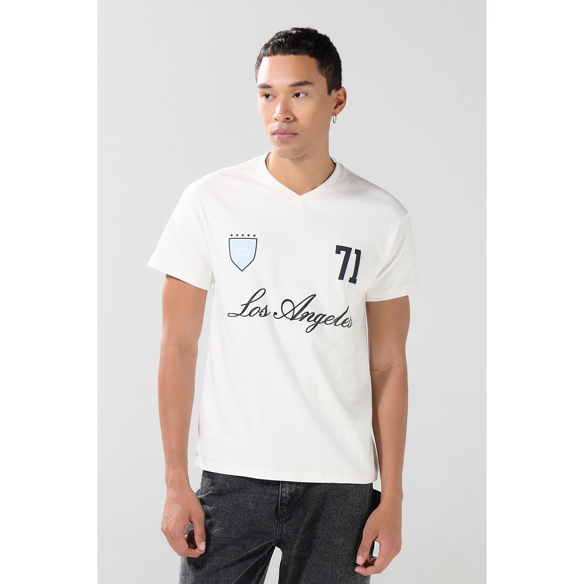 KOAJ - KOAJ Camiseta crema clara cuello V con arte college Hombre
