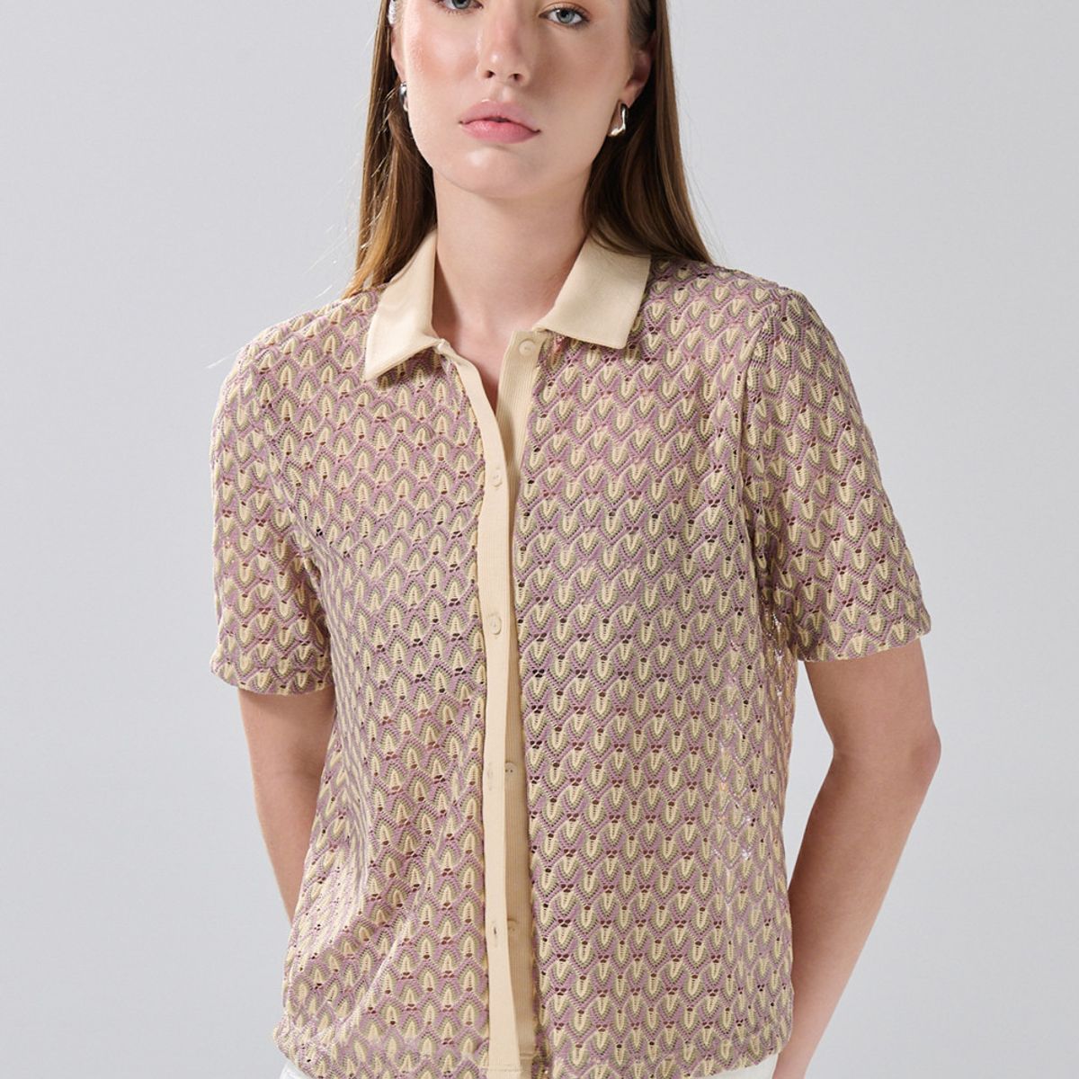 KOAJ - KOAJ Blusa crema manga corta con figuras y cuello camisero Mujer