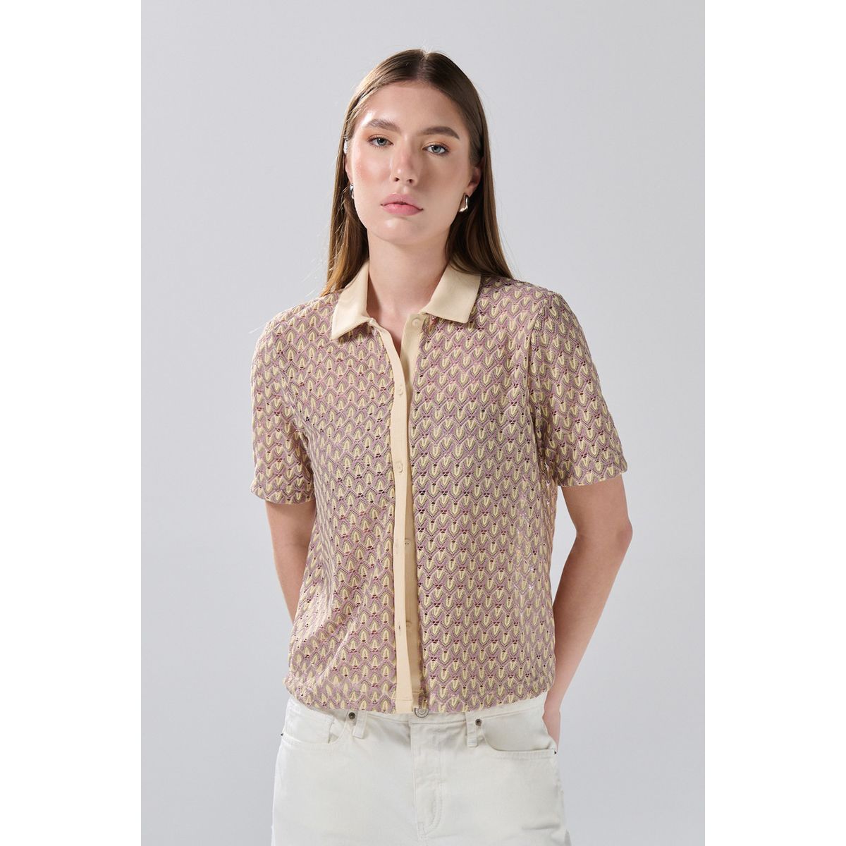KOAJ - KOAJ Blusa crema manga corta con figuras y cuello camisero Mujer