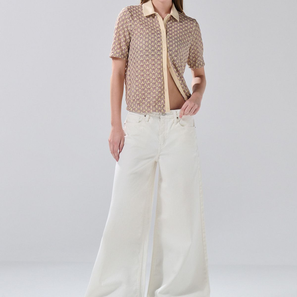 KOAJ - KOAJ Blusa crema manga corta con figuras y cuello camisero Mujer