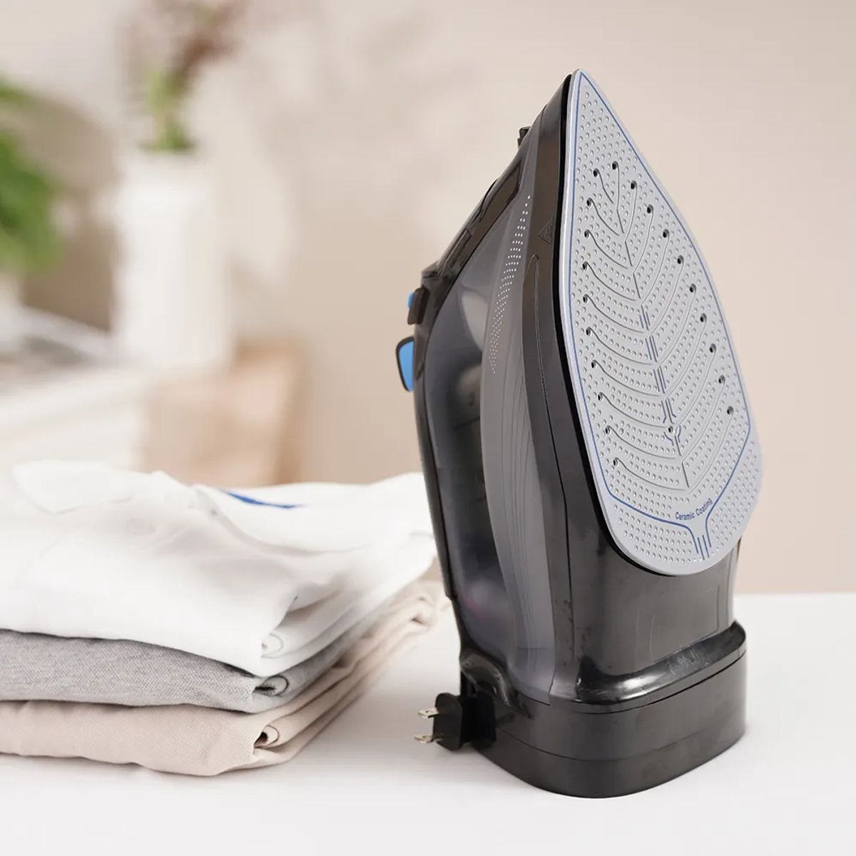 UNIVERSAL - Plancha Steam Flex Universal, su cable retráctil es ideal para ayudarte a mantener tu hogar en orden