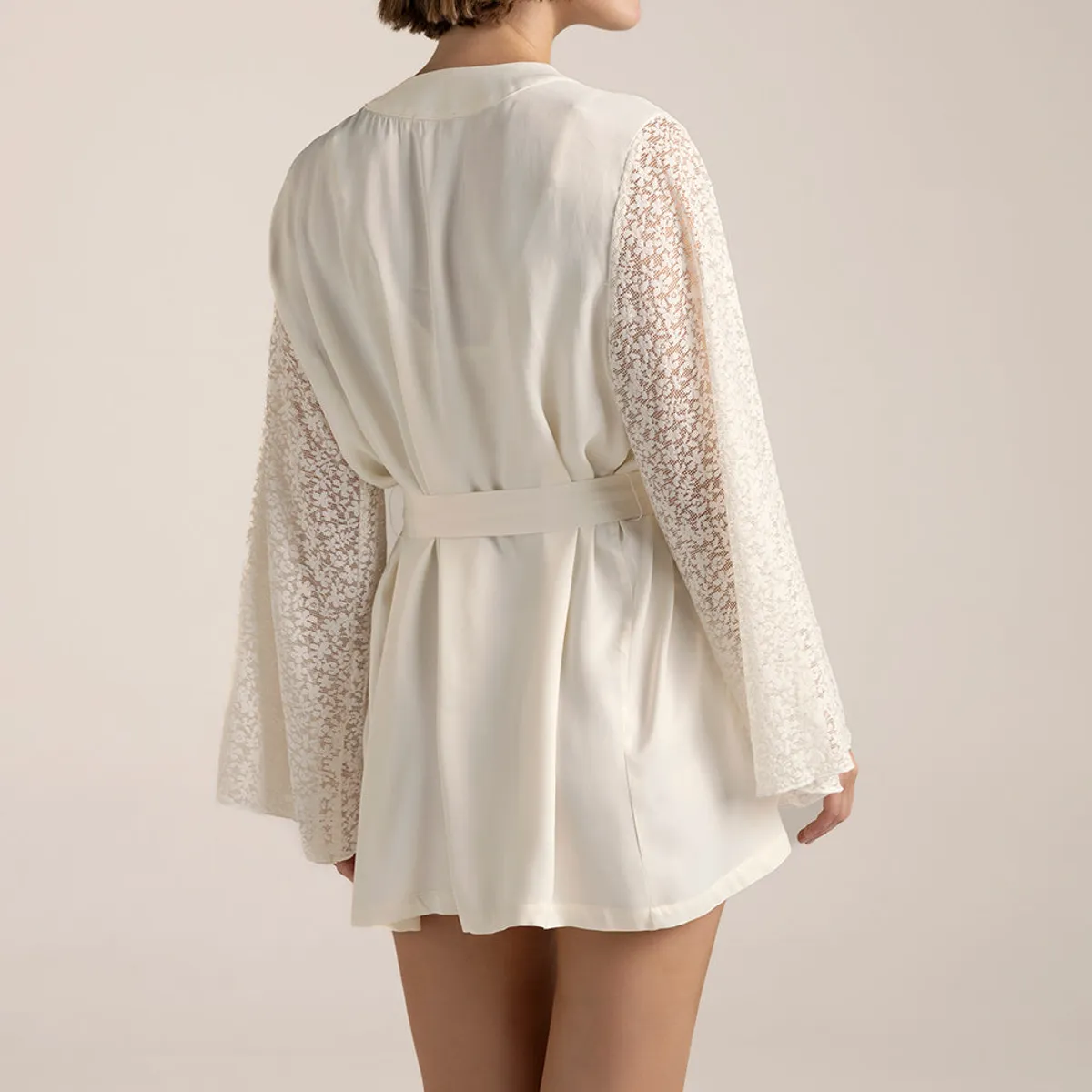 TOUCHE LINGERIE - Kimono corto elaborado en viscosa satinada y encaje en mangas Ref. 0524M62
