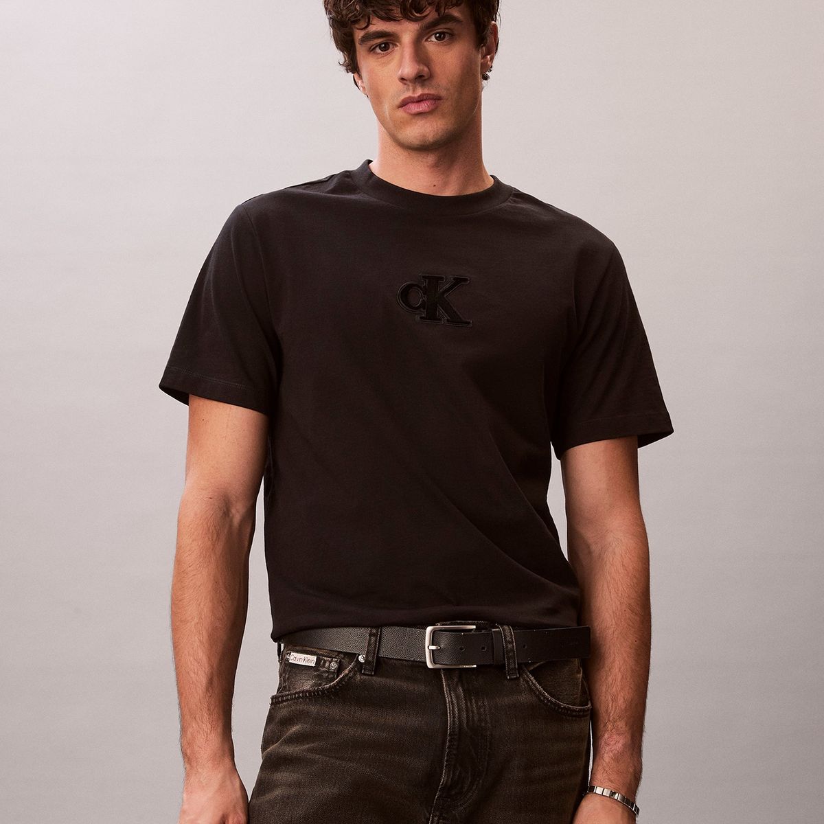 CALVIN KLEIN - Camiseta negra de manga corta con monograma estampado Calvin Klein