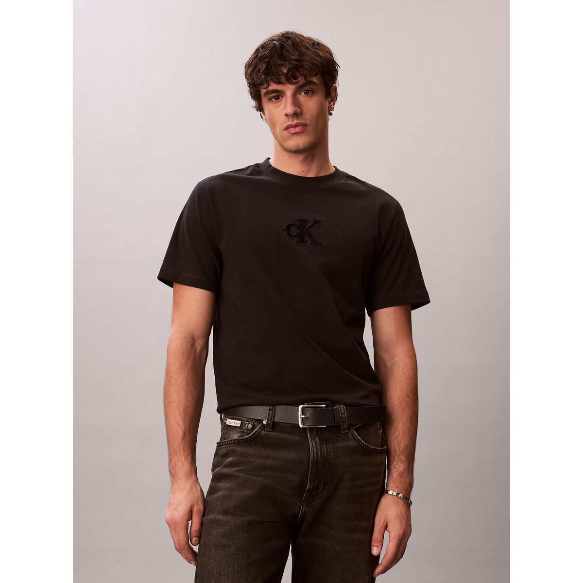CALVIN KLEIN - Camiseta negra de manga corta con monograma estampado Calvin Klein
