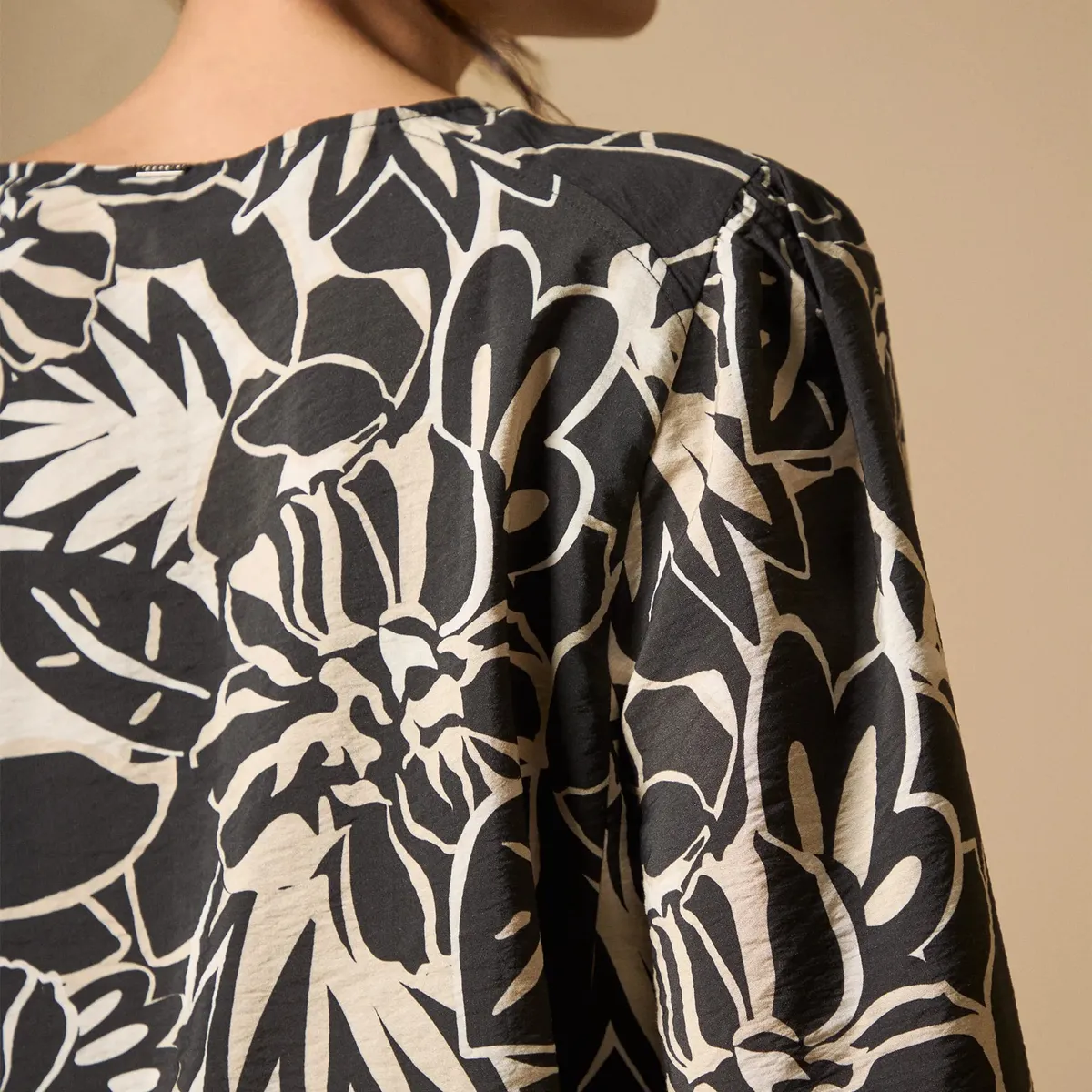 ESPRIT - Camisa para Mujer Esprit Floral de Gran Formato y Estilo Elegante
