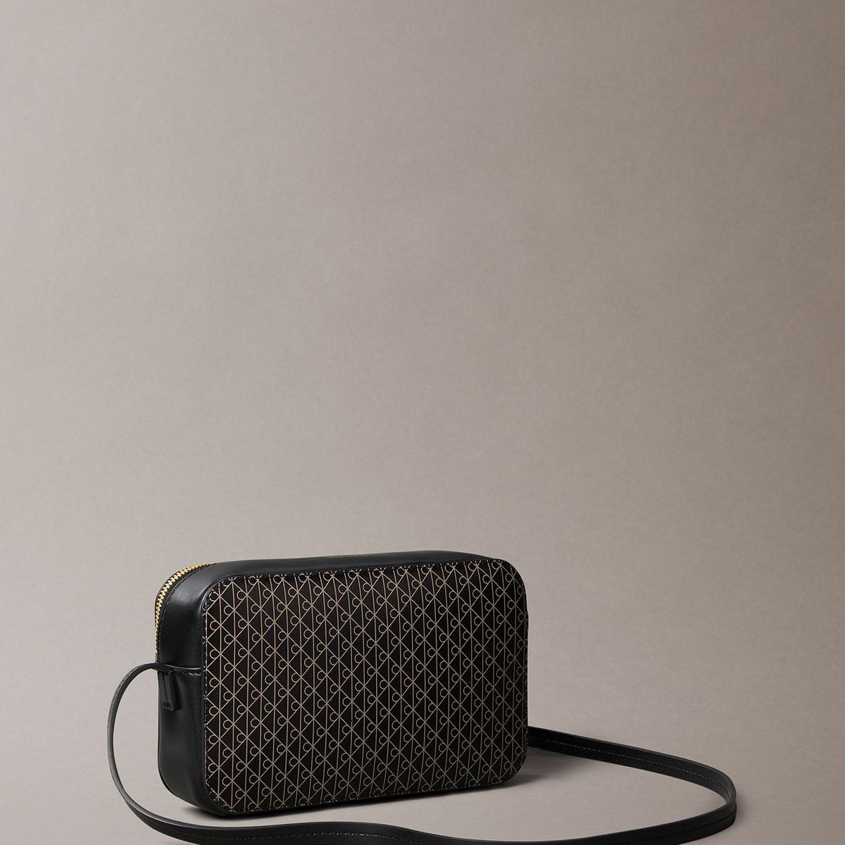 CALVIN KLEIN - Bolso negro cruzado con logo monograma en todo el artículo Calvin Klein