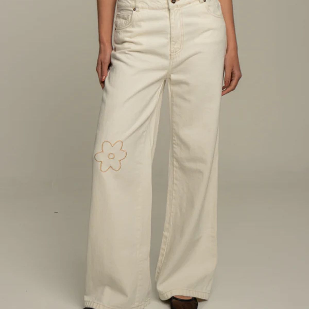 EASY PEOPLE - Jeans Flor Bordada Crudo