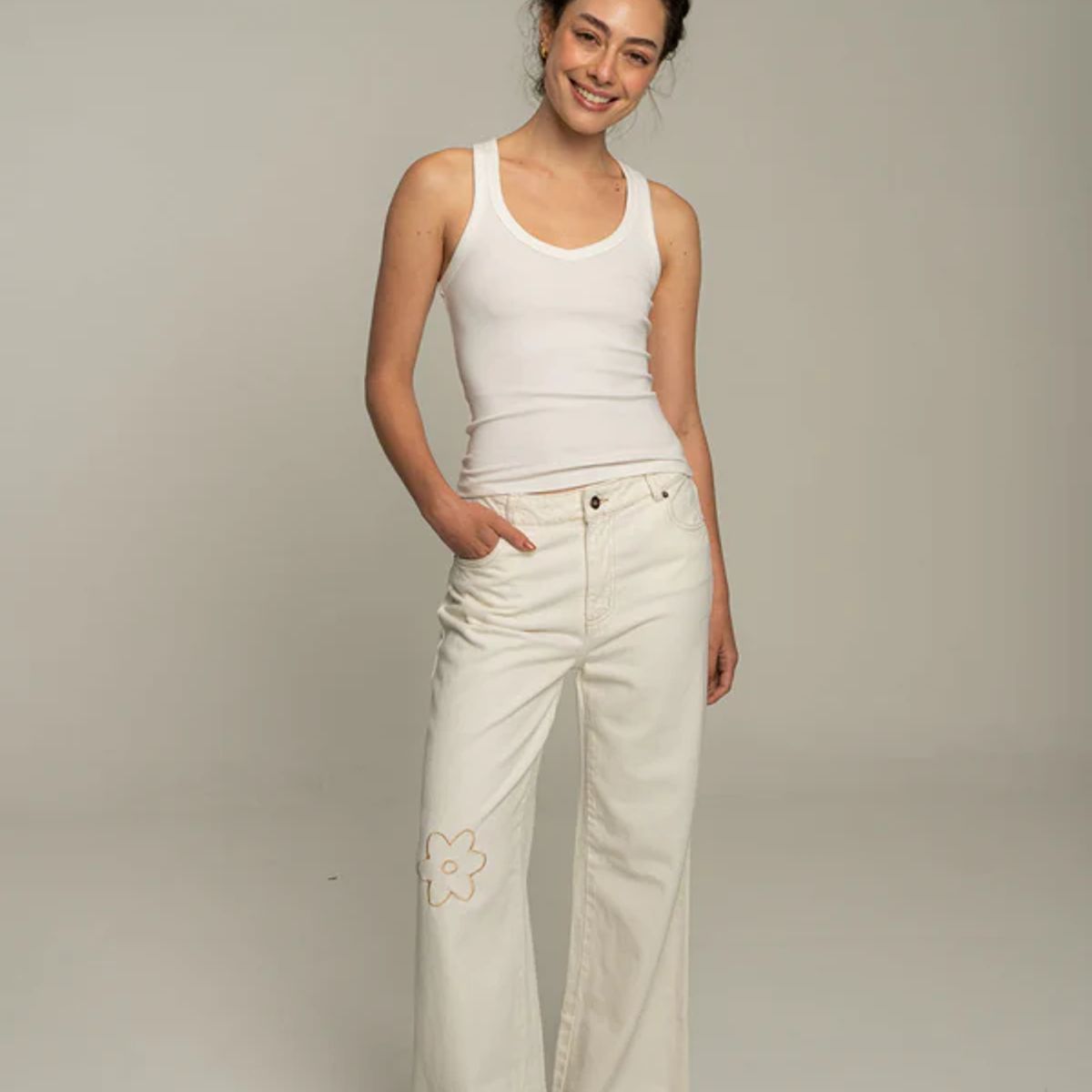 EASY PEOPLE - Jeans Flor Bordada Crudo