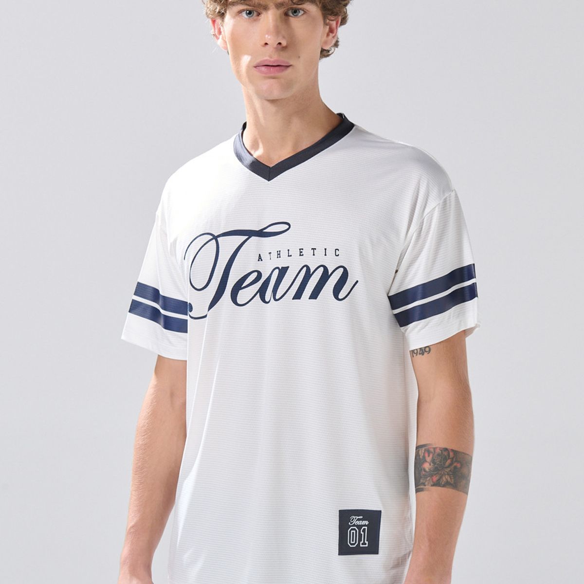 KOAJ - KOAJ Camiseta cuello V crema clara con diseño college Hombre