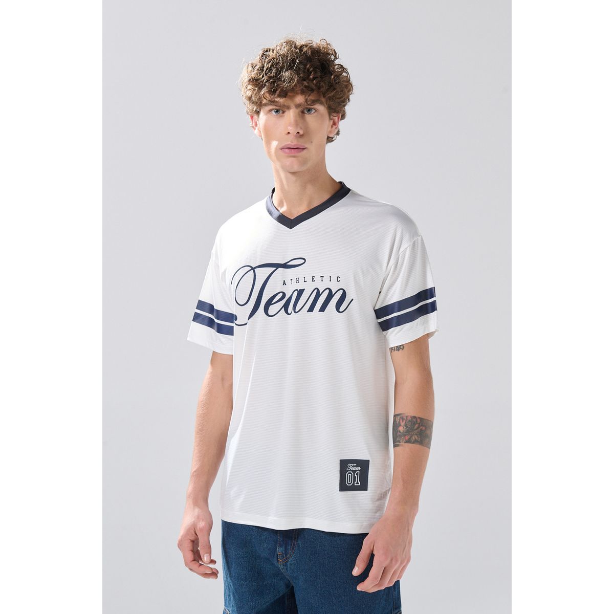 KOAJ - KOAJ Camiseta cuello V crema clara con diseño college Hombre