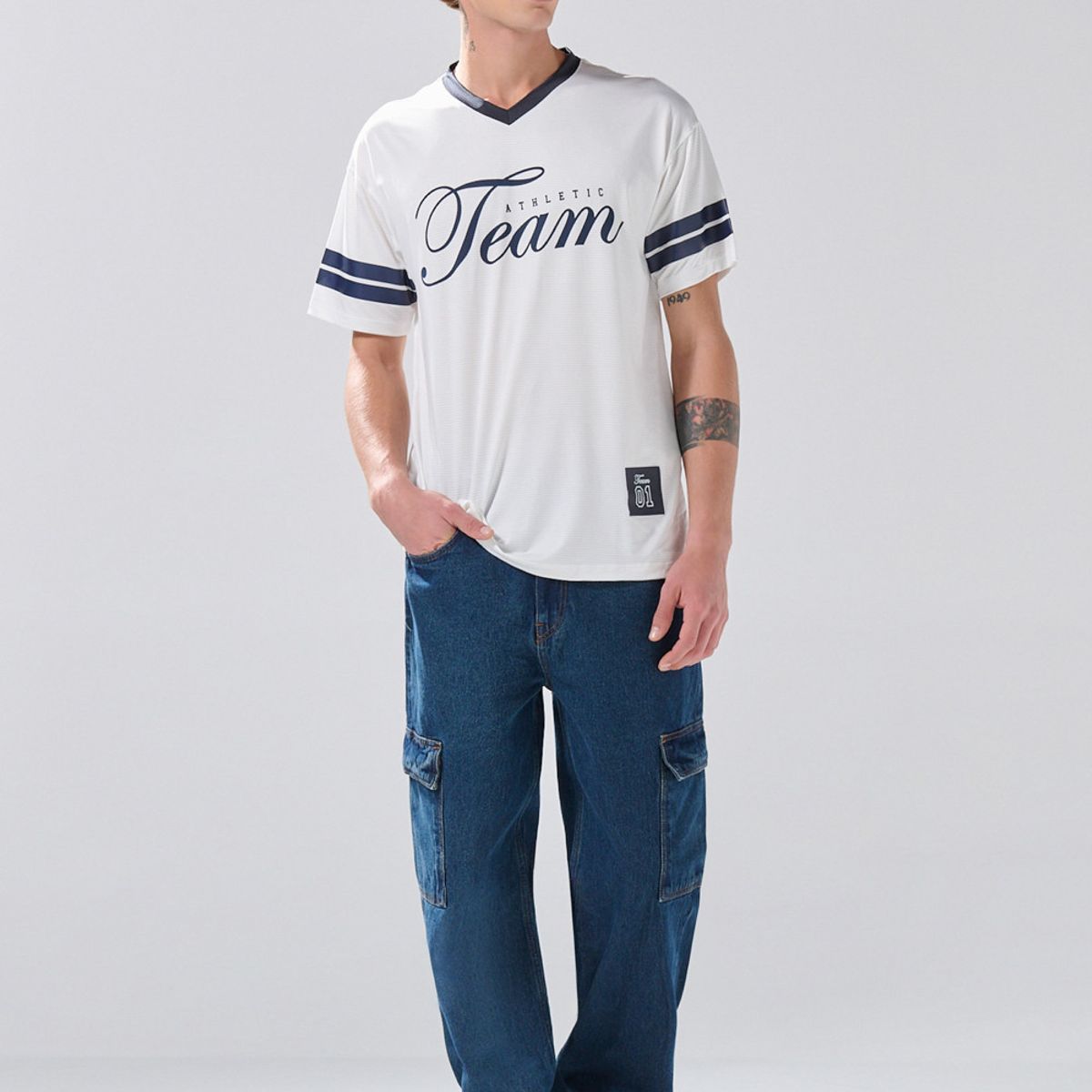 KOAJ - KOAJ Camiseta cuello V crema clara con diseño college Hombre