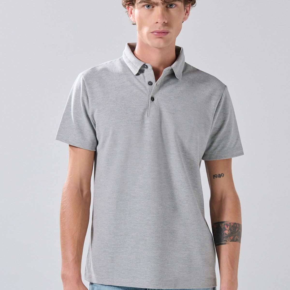 KOAJ - KOAJ Camiseta gris medio polo con cuello en rectilíneo Hombre