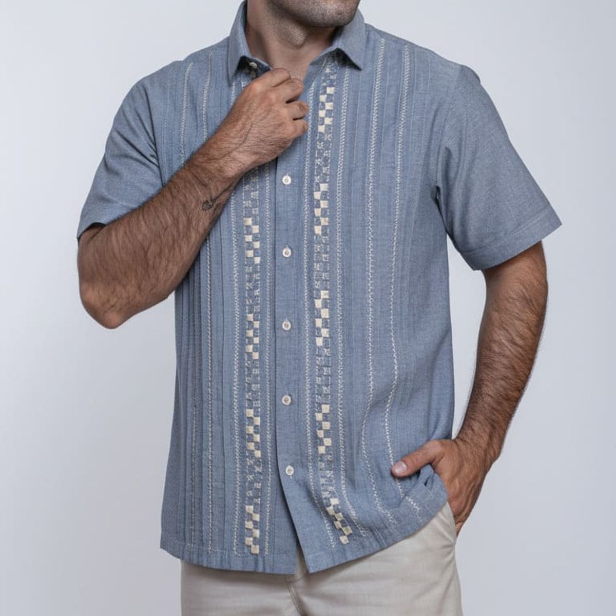 FRIXIO - Guayabera Frixio Hombre Índigo Claro 100% Lino con Alforzas y Calado