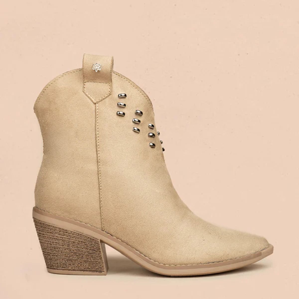 COSMOS - Botines texanos color arena de gamuza sintética y taches 106432