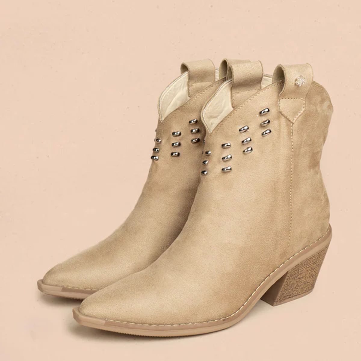 COSMOS - Botines texanos color arena de gamuza sintética y taches 106432