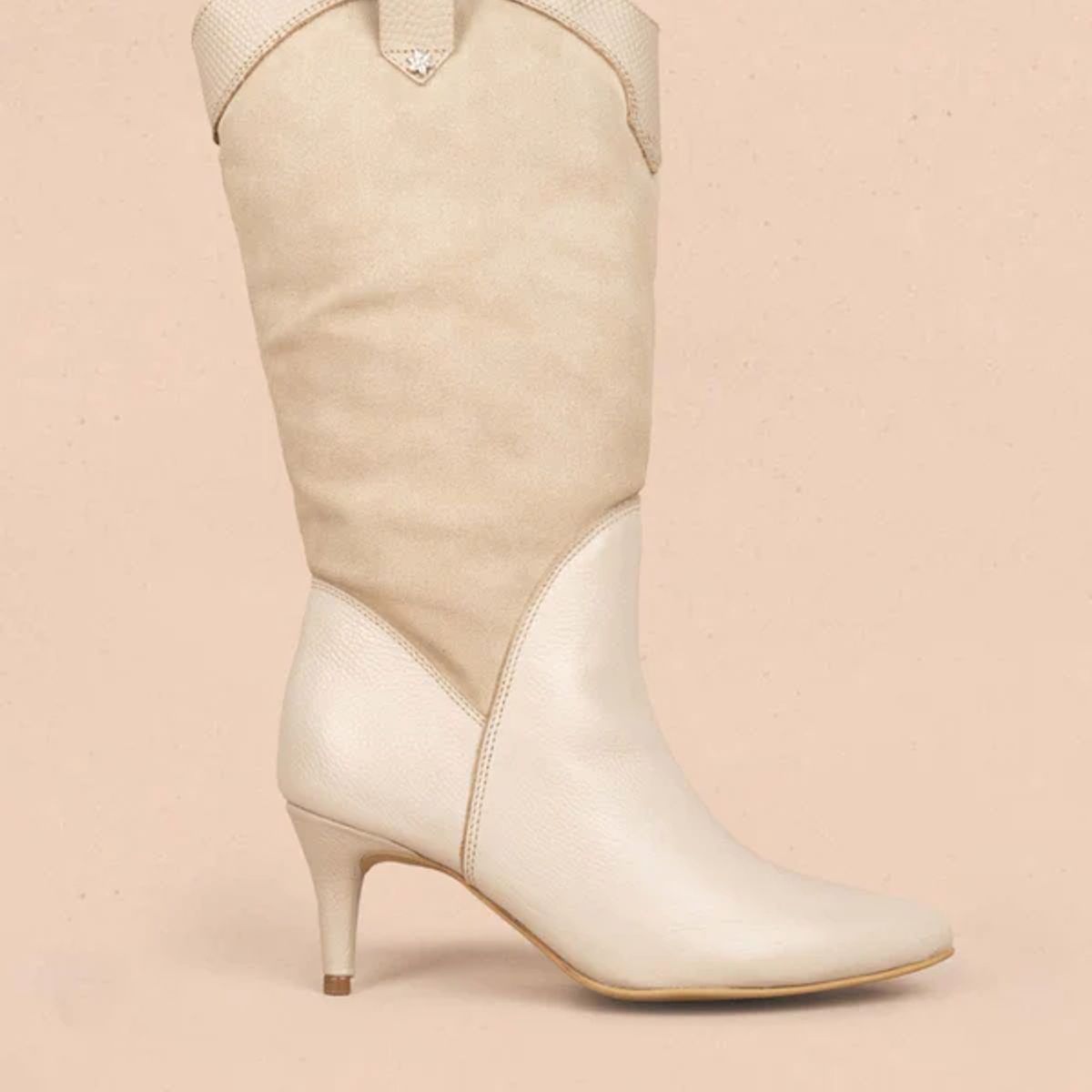 COSMOS - Botas en cuero color talco con caña alta en gamuza y detalle cowboy 106164