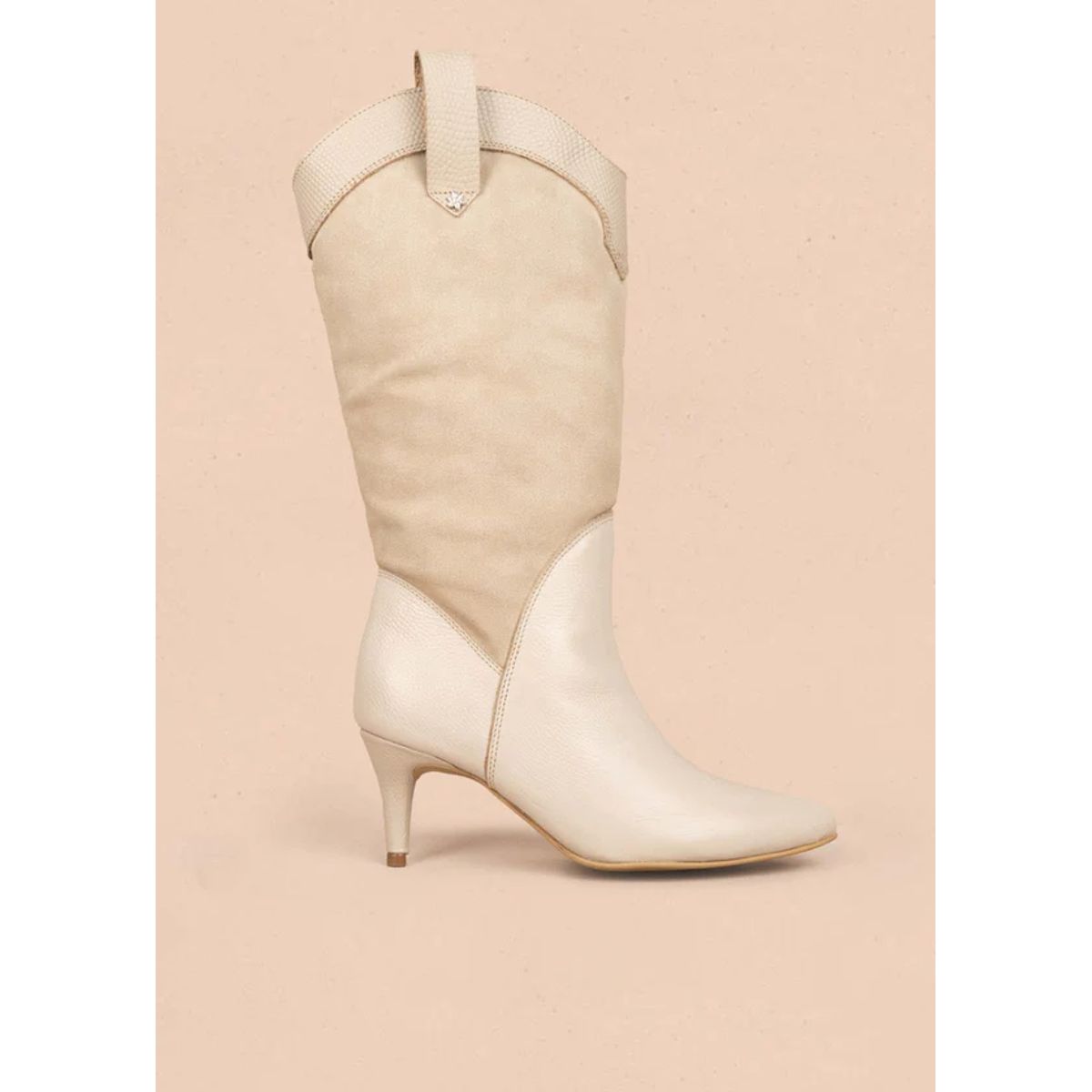 COSMOS - Botas en cuero color talco con caña alta en gamuza y detalle cowboy 106164