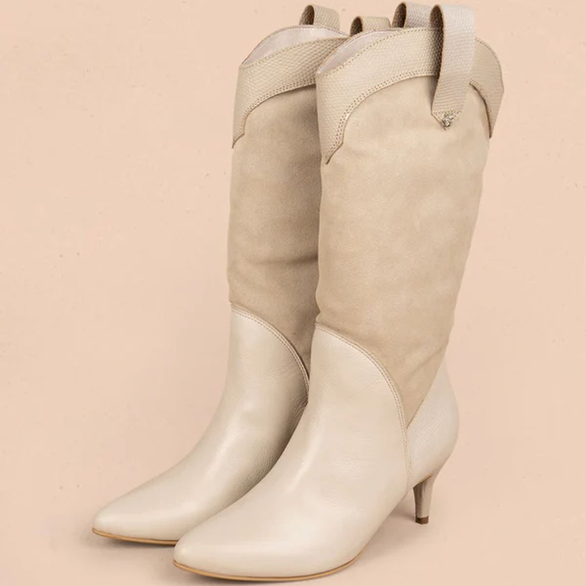 COSMOS - Botas en cuero color talco con caña alta en gamuza y detalle cowboy 106164