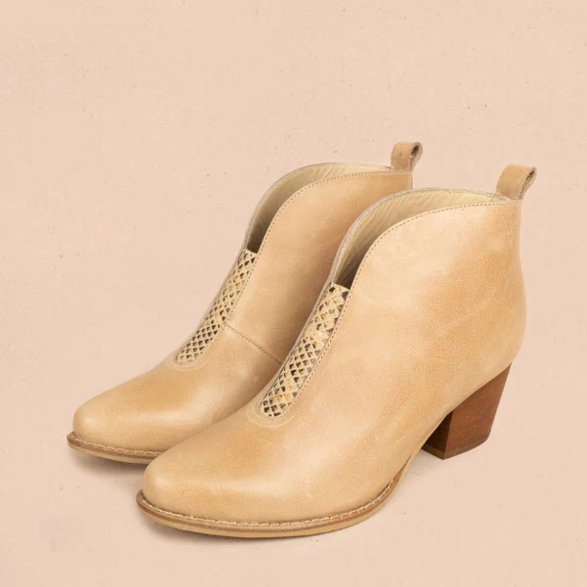 COSMOS - Botines en cuero color beige 105873