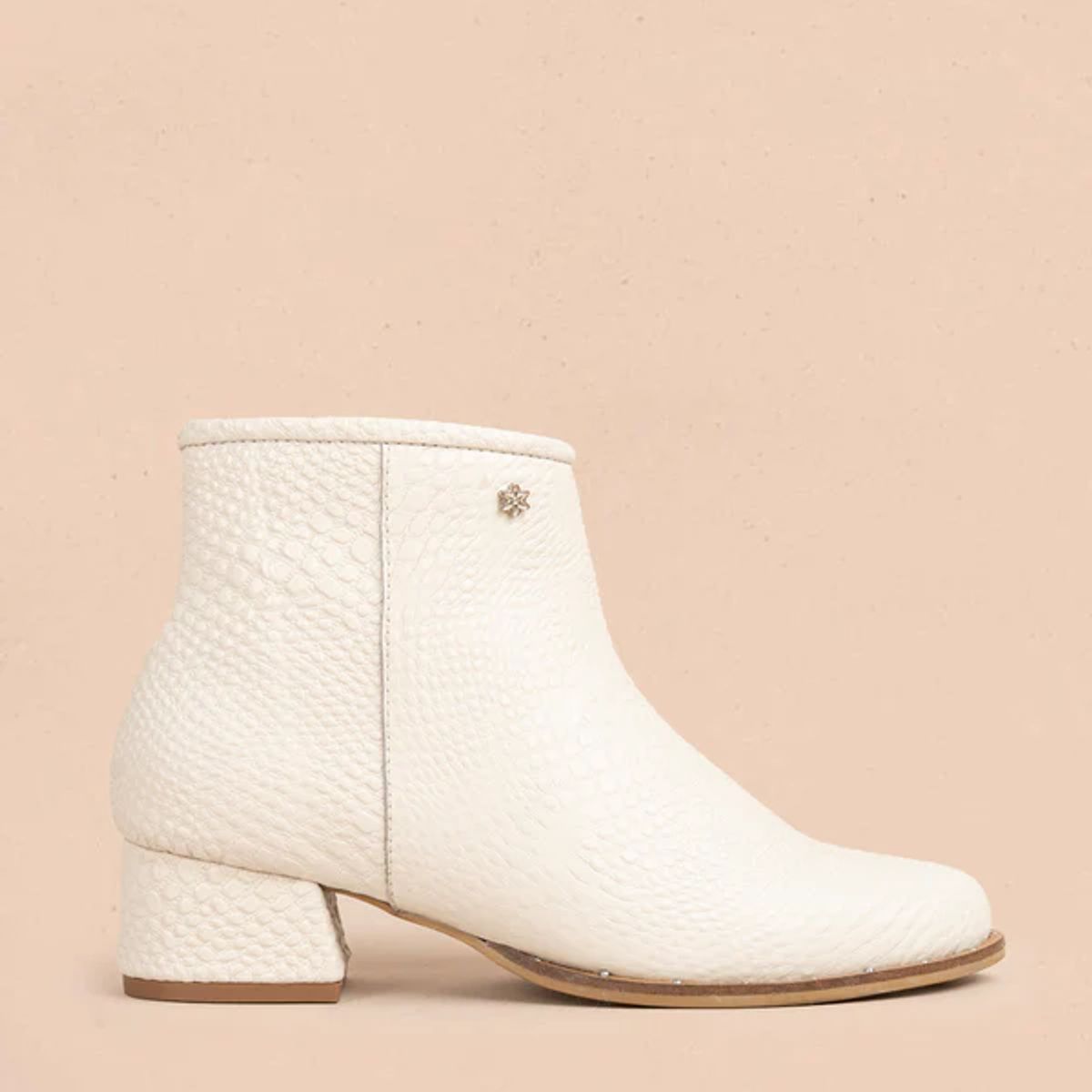 COSMOS - Botines en cuero color talco con texturizado croco 106174