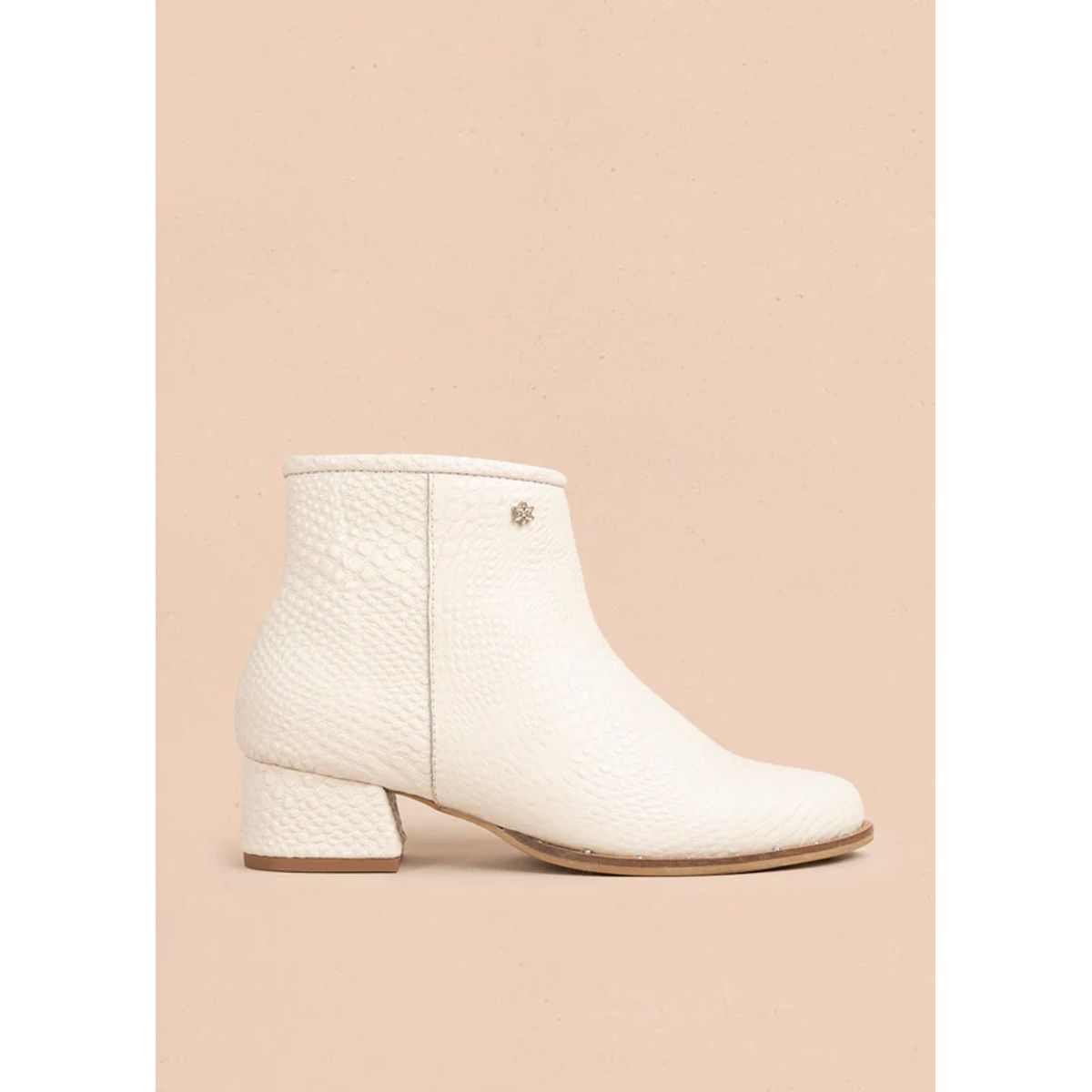 COSMOS - Botines en cuero color talco con texturizado croco 106174