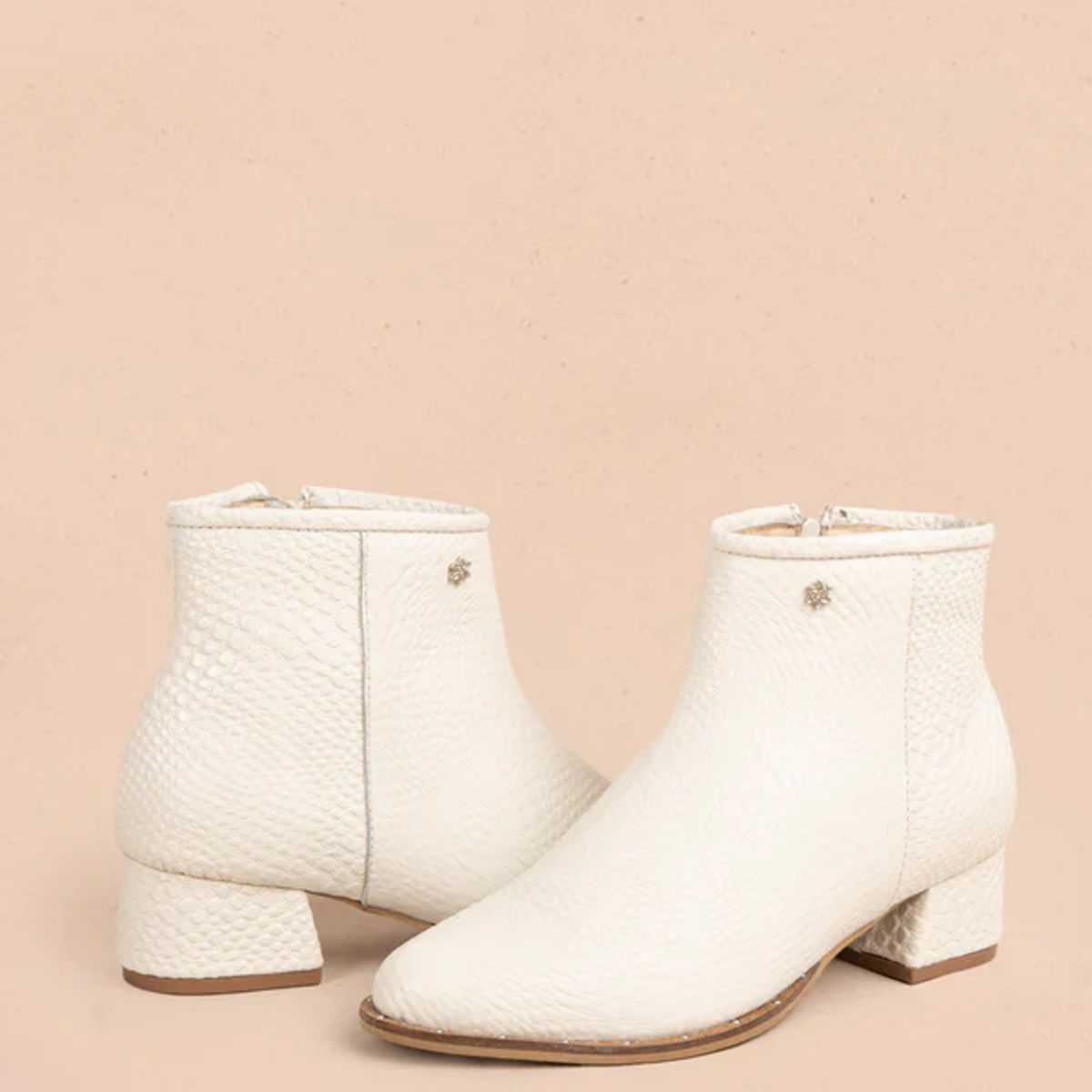 COSMOS - Botines en cuero color talco con texturizado croco 106174