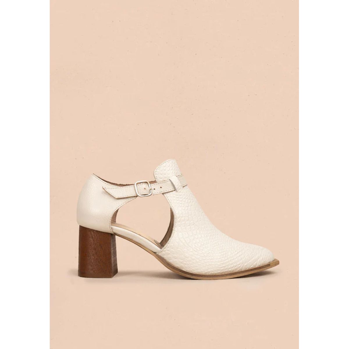 COSMOS - Botines en cuero color talco con textura croco y correa 106175