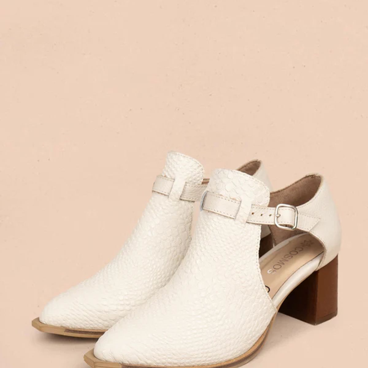 COSMOS - Botines en cuero color talco con textura croco y correa 106175