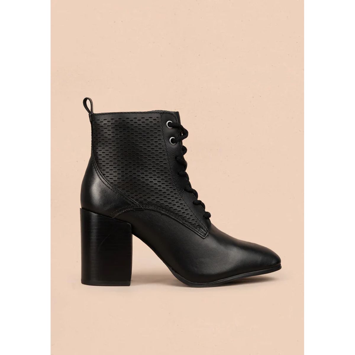 COSMOS - Bota en cuero color negro con tacón alto y diseño troquelado 105946