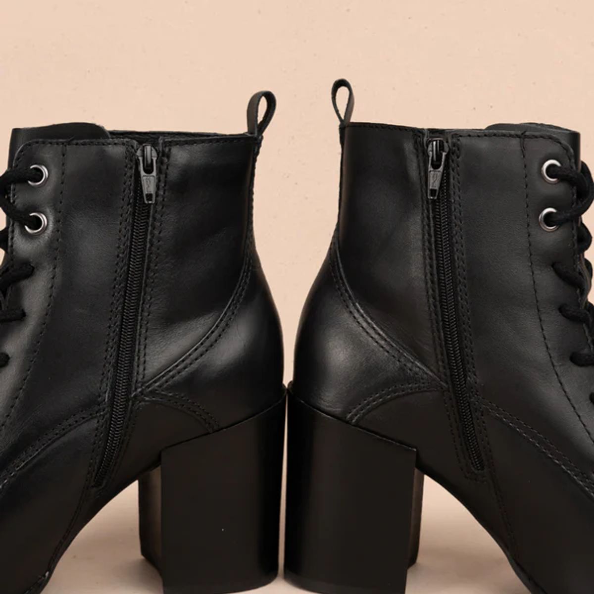 COSMOS - Bota en cuero color negro con tacón alto y diseño troquelado 105946